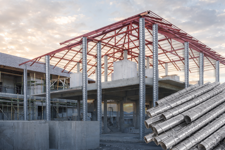 Struktur baja pada konstruksi gedung modern dengan rangka atap baja dan kolom baja industri